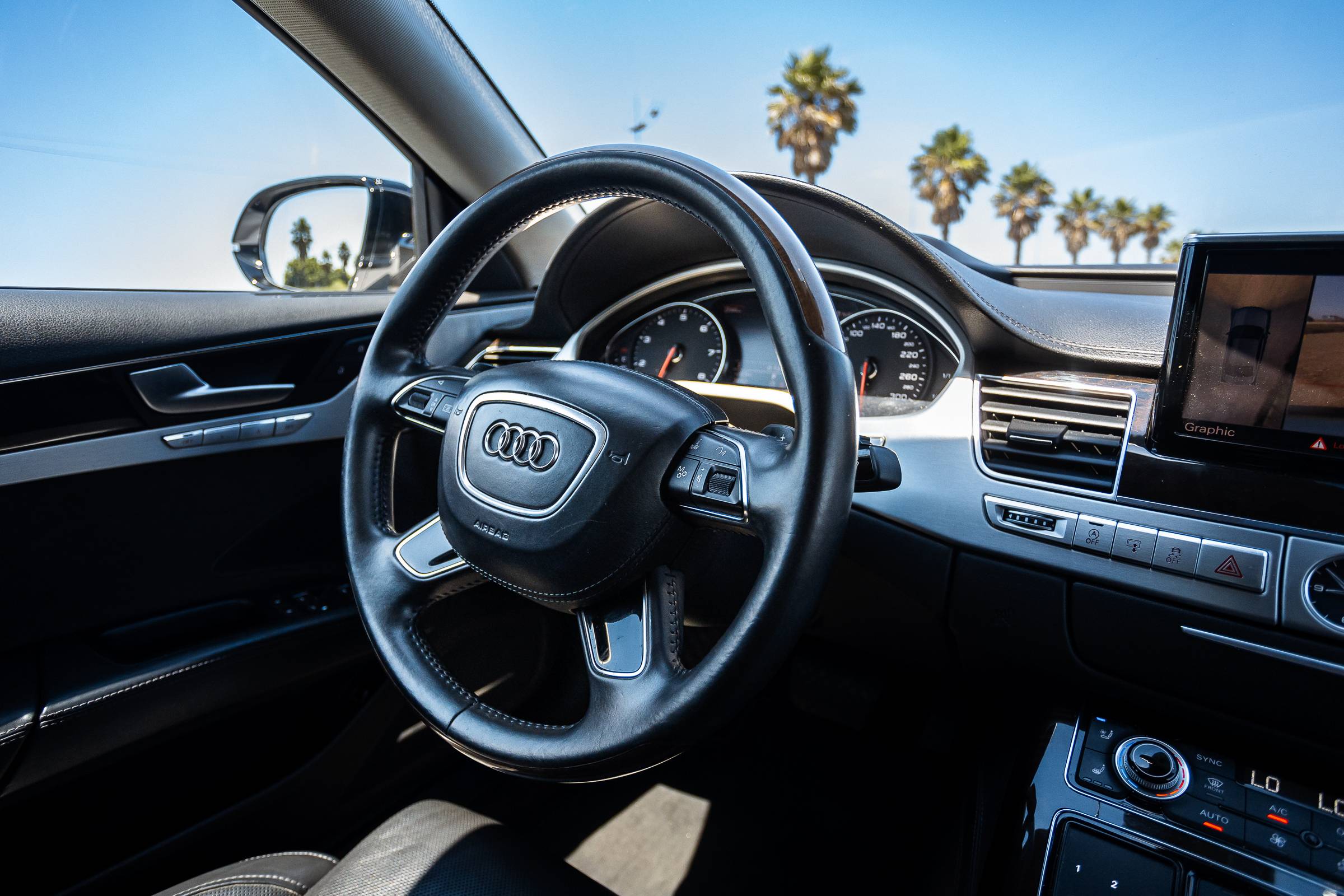 Audi A8 фото 10
