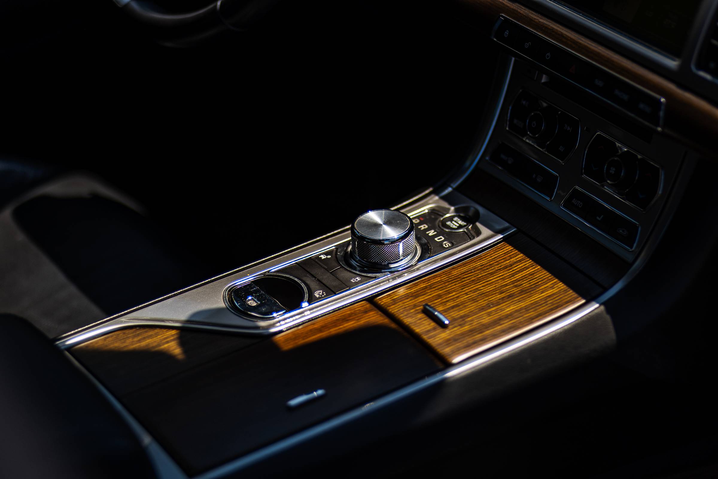 Jaguar XF фото 7
