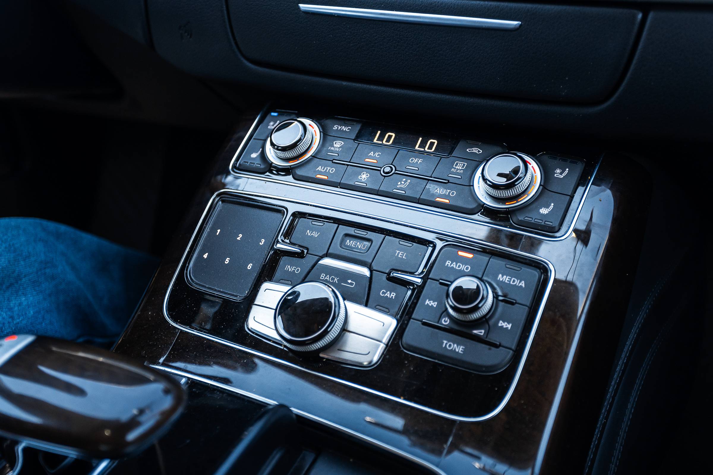 Audi A8 фото 2
