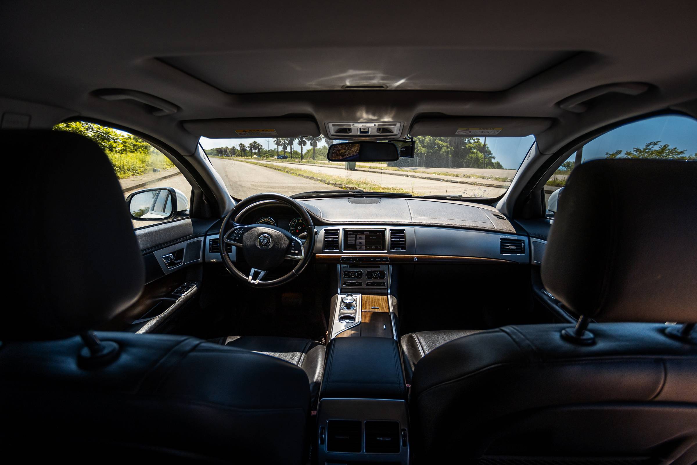 Jaguar XF фото 9