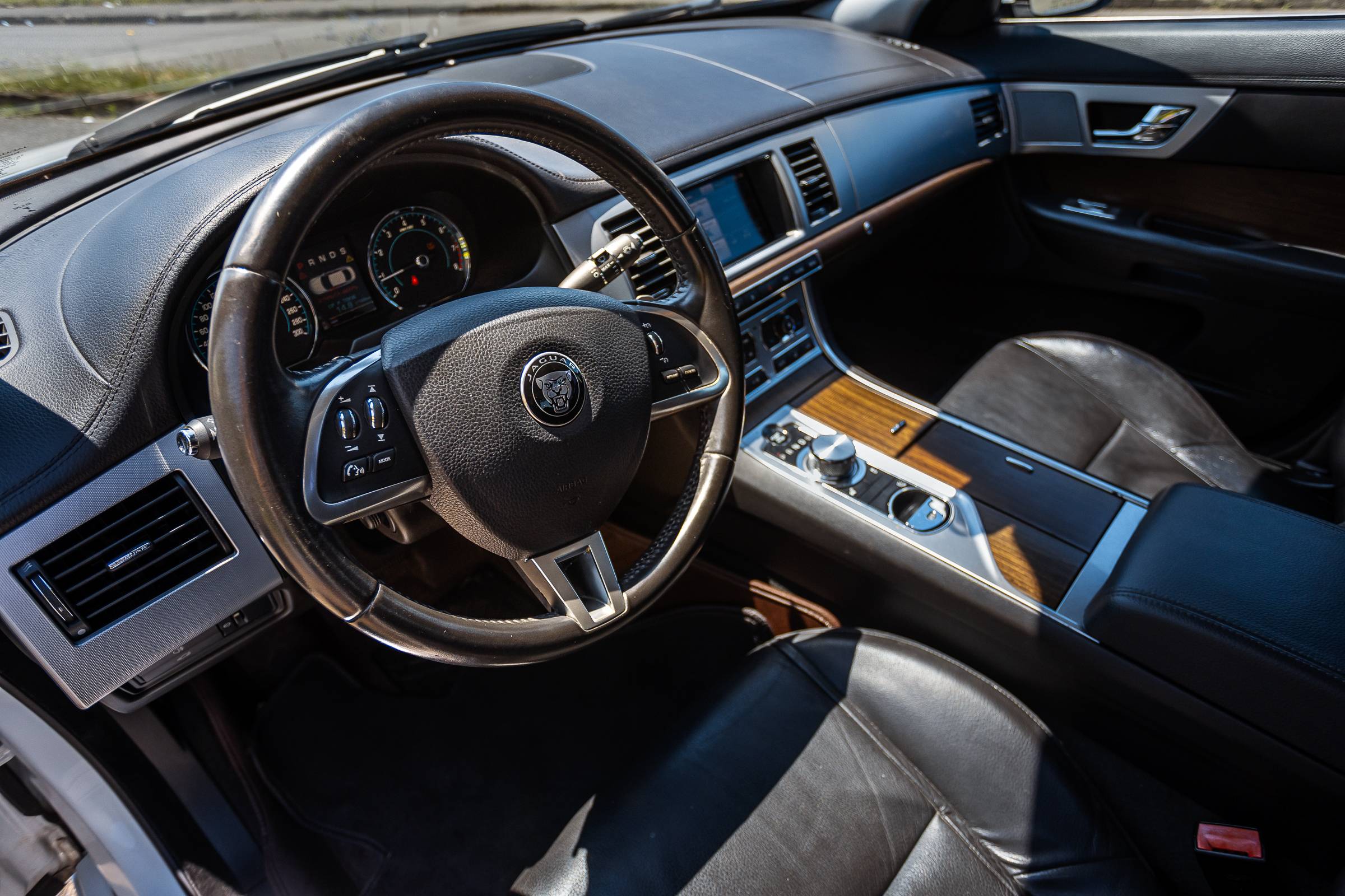 Jaguar XF фото 3